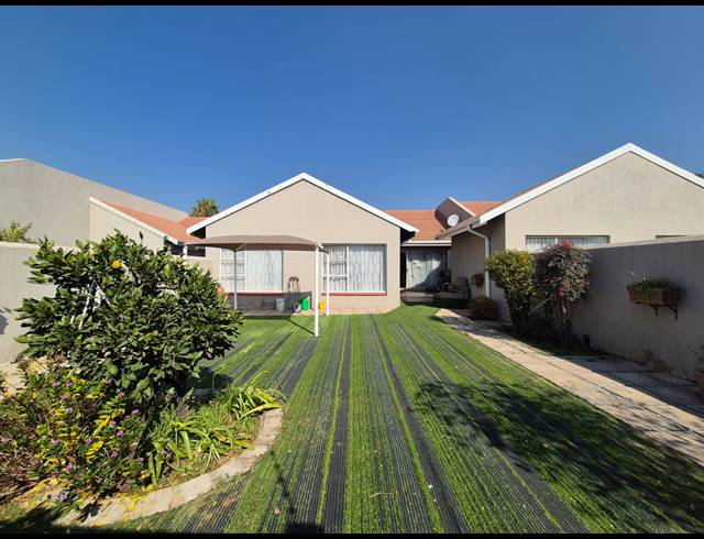 3 BEDROOM TOWNHOUSE FOR SALE IN VANDERBIJLPARK SW 2